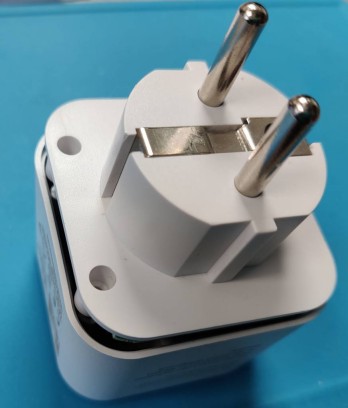 Stekker deels geopend