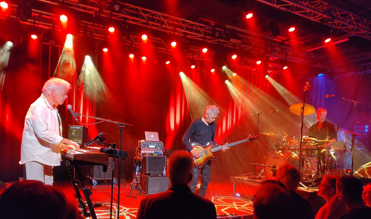 De band op het podium