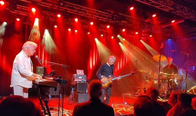 De band op het podium